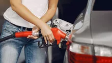 Benzina a ajuns la 2,4 euro/l, dar coziile la stațiile de alimentare cresc. Ce îi sperie pe șoferii din Grecia