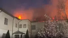 (VIDEO) Incendiu la Mănăstirea Bistrița: Pompierii intervin pentru a opri extinderea flăcărilor la chilii