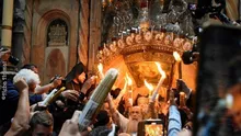 Miracolul s-a împlinit: Lumina Sfântă s-a aprins la Ierusalim și se pregătește să ajungă și în România