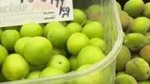 Fructele copilăriei au ajuns un lux. Corcoduşele şi caisele verzi se vând la preţuri uriaşe în pieţe: „Acum sunt delicatese”
