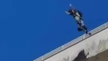 Un bărbat a făcut un salt cu parașuta de pe un bloc cu 10 etaje din Râmnicu Vâlcea. Poliția a deschis o anchetă