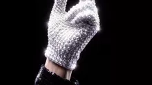 Mănușa legendară a lui Michael Jackson se vinde iar. Cu cât se vinde piesa