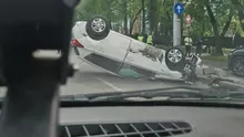Accident cu trei mașini pe Bd. Geniului, în Sectorul 6 al Capitalei. Unul dintre vehicule s-a răsturnat pe plafon, o femeie fiind rănită