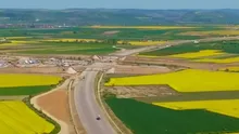 Imagini spectaculoase de pe șantierul tronsonului Suplacu de Barcău–Chiribiș, parte din A3. Construcții Erbașu: „În curând, va fi drumul care va transforma orele pierdute în timp câștigat” (VIDEO)