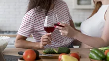 Dieta din anii ’70 revine în trend. Regimul cu ouă, friptură și vin alb care a șocat internetul