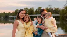 Cum se descurcă Emily Burghelea cu 3 copii mici și fără bonă: „Nu e ușor, uneori e obositor, alteori simțim că ne întindem peste limite”