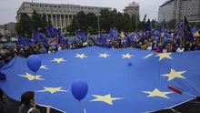 Manifestație de Ziua Europei în Piața Victoriei. Sute de persoane au fluturat steagurile UE