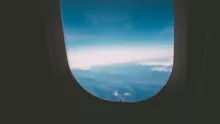 De ce geamurile avioanelor au un orificiu mic în sticlă