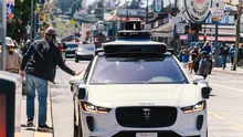 (VIDEO) Zeci de taxiuri fără șofer s-au strâns în fața caselor, fără pasageri. Misterul mașinilor blocate în buclă