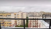 O fată de 15 ani a murit după ce a căzut de pe terasa unui bloc din București. Cum s-a produs tragedia