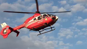 Băiat de 14 ani, accidentat grav de o mașină în timp ce se afla pe trotinetă. A fost chemat un elicopter SMURD