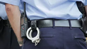 Un minor a fost reținut de polițiști după ce ar fi săvârșit acte de exhibiționism printre mormintele unui cimitir din Ploiești