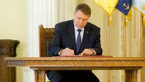 Klaus Iohannis a semnat decretul! A fost promulgată legea care crește pragul de la care se impozitează pensiile. De când intră în vigoare noile prevederi