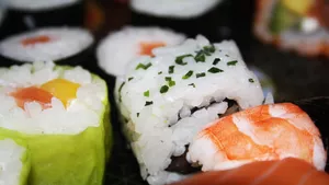 O femeie a ajuns să dezvolte psihoză și să sufere de insomnie după ce a mâncat resturi de sushi: „Simțea ca și cum un pește se agita în burta ei”
