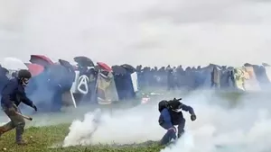 Noi violențe în Franța! Mașini incendiate și ciocniri între manifestanți și jandarmi, la un protest masiv împotriva unui proiect din sectorul agricol (VIDEO)