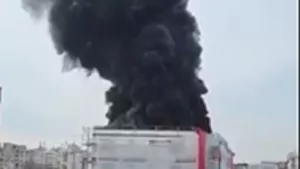 Locatari evacuați dintr-o clădire în flăcări din Rahova, București: ”Arde blocul!” (VIDEO)
