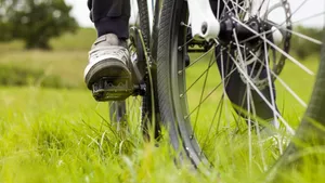 Tragedie în Vâlcea. Un biciclist a fost spulberat de un autoturism