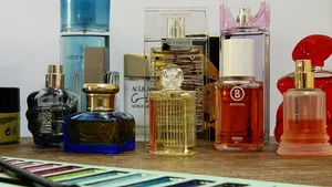 Parfumuri de contrabandă, cu benzi de duty free, ca să pară originale. Prejudiciu de 450.000 de lei