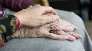 O bătrână din Ploiești a rămas fără 70.000 de lei în urma unui șantaj. Cum au acționat suspecții