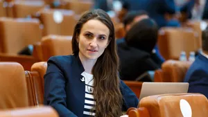 Oana Țoiu (USR) a mers să vorbească cu manifestanții care au ieșit la protest de ziua lui Călin Georgescu: „Mare parte dintre ei erau descumpăniți. Se așteptau să fie mult mai mulți” (VIDEO)