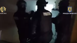 Zeci de percheziții, în opt județe. Mai multe persoane sunt cercetate pentru constituirea unui grup infracțional organizat, înșelăciune și spălarea banilor