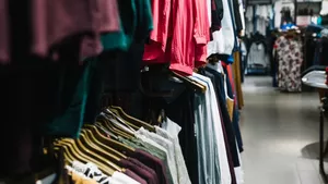 Geantă de 3.500 de euro, furată la un târg de haine în Capitală și dusă la amanet. Ce s-a întâmplat după