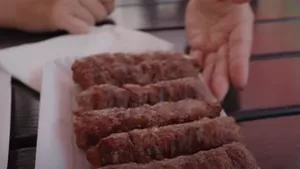 Cozi uriașe la terasele cu mici din Capitală! Turiștii străini descoperă gustul tradiției românești