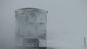 Viscolul și ninsorile au provocat haos pe șosele. Mai multe camioane au rămas blocate pe drumul dintre Râșnov și Predeal