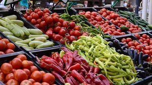 Alimentele de post, mai scumpe anul acesta. Motivul pentru care legumele sunt mai ieftine la supermarket decât în piață