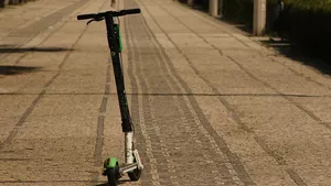 Tragedie în Argeș. O adolescentă de 15 ani a murit, iar prietenul ei a fost rănit după ce s-au răsturnat cu trotineta