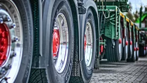 Scurgere masivă de motorină dintr-un camion, în Drobeta Turnu Severin. A lovit o gură de canalizare