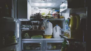 Tinerii din Generația Z și Millenials, campioni la risipă alimentară. Cum poate fi verificată prospețimea produselor