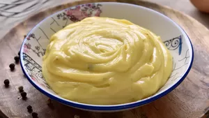 Trucurile unui chef. Cum faci cea mai bună maioneză cu usturoi acasă