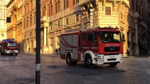 Misiune contratimp în centrul Romei. Un bloc s-a prăbușit după o explozie puternică. Un bărbat a fost scos de pompieri de sub dărâmături