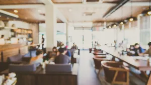 Doi bărbați și o femeie, surprinși de camere în timp ce furau solnițe dintr-un restaurant. Imaginile postate de proprietar au ajuns virale