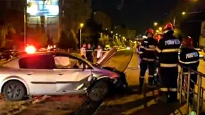 Accident rutier grav: Mașină proiectată pe linia de tramvai la intersecția Fundeni-Pantelimon