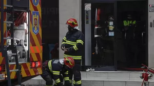 Incendiu într-un bloc cu zece etaje. Mai mulți locatari au fost evacuați de urgență