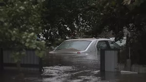 Circulația rutieră pe DN25, în comuna Tudor Vladimirescu, din Galați, închisă. Apa este prea adâncă