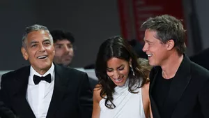 Brad Pitt și George Clooney au dansat 4 minute în timp ce publicul aplauda premiera filmului „Wolfs” la Veneția