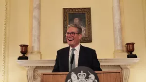 Criză politică și în Marea Britanie: Premierul Keir Starmer refuză să își dea demisia după eșecul electoral. Ce le-a spus miniștrilor săi