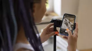 O treime din adolescenții din România spun că nu pot trăi fără rețelele de socializare. Psihologii trag un semnal de alarmă