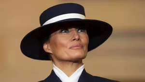 Rochia de mireasă a Melaniei Trump, scoasă la vânzare pentru o sumă colosală. Cântărește 27 de kilograme