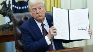 Departamentul Apărării din SUA a șters imagini istorice din cauză că includ cuvântul „GAY”. Ce decret a semnat Trump și ce avertizează criticii