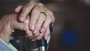 Bătrân rănit, lăsat să agonizeze în fața spitalului! Medicii au intervenit abia după revolta trecătorilor