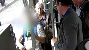 Șofer de autobuz din Iași, bătut de un pasager băut. Întregul moment a fost surprins de camerele de supraveghere (VIDEO)