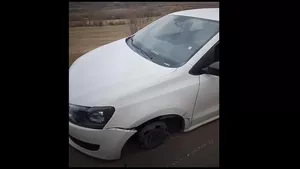 Reacția MAI, după ce polițiștii au oprit în trafic un şofer care conducea un autoturism fără cauciucuri: “Nu pleca la drum, indiferent de sezon, dacă nu ai mașina echipată măcar cu anvelope” (FOTO)