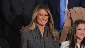 Cât a costat sacoul Melaniei Trump purtat în timpul discursului soțului ei. Ținuta sa a fost plină de eleganță (VIDEO)