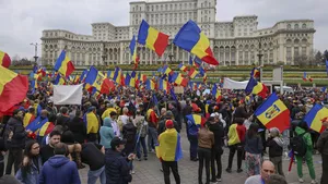 Incidente la protestul organizat de ziua lui Călin Georgescu. Jandarmii au scos din mulțime doi bărbați. Unul era cu mandat de aducere, iar altul cu drapel legionar