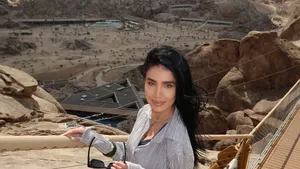 Adelina Pestrițu își surprinde fanii cu o vacanță de lux în mijlocul deșertului arab! Descoperă cât costă o noapte într-un resort sculptat în stânci