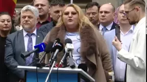 Diana Șoșoacă, dezlănțuită după invalidarea candidaturii: „Suntem în sfera de influență a rușilor. Nu știu dacă știți la liceele militare din România au obligația să învețe limba rusă”/Insulte la adresa participanților la mitingul pro-UE (VIDEO)